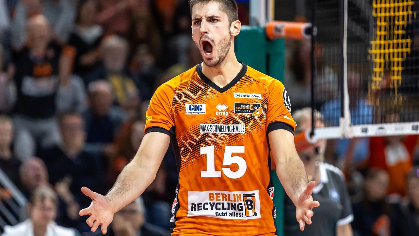 Moritz Reichert steht mit den BR Volleys im Finale des Supercup. Foto: Andreas Gora/dpa