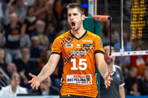 Moritz Reichert steht mit den BR Volleys im Finale des Supercup. Foto: Andreas Gora/dpa