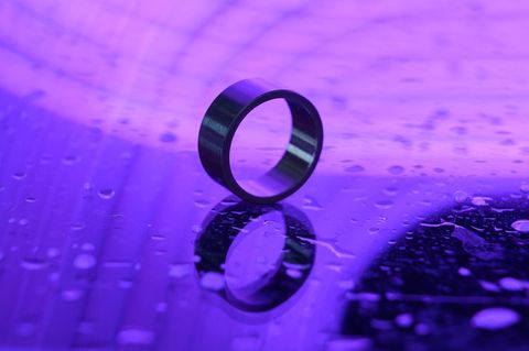 Ein Anxiety Ring vor einem lila Hintergrund