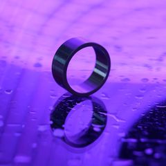 Ein Anxiety Ring vor einem lila Hintergrund