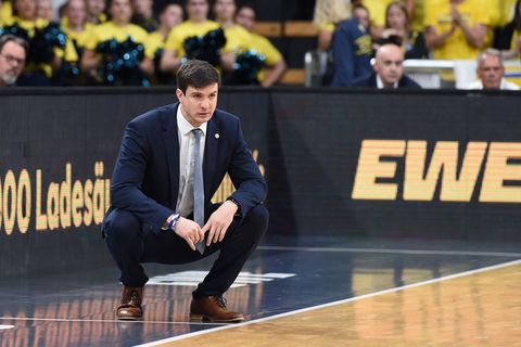 Alba-Trainer Pedro Calles hat mit seinem Team einen Fehlstart hingelegt. (Archivbild) Foto: Carmen Jaspersen/dpa