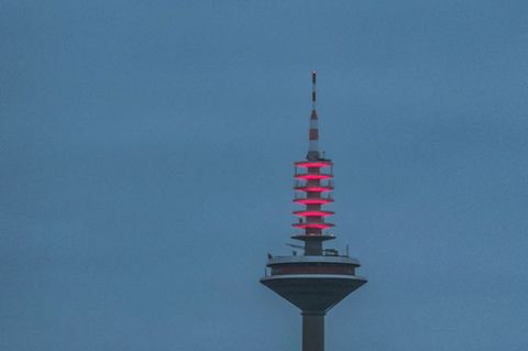 Das Wahrzeichen Frankfurts erstrahlt zum Weltmädchentag in besonderem Farbton. Foto: Privat/dpa