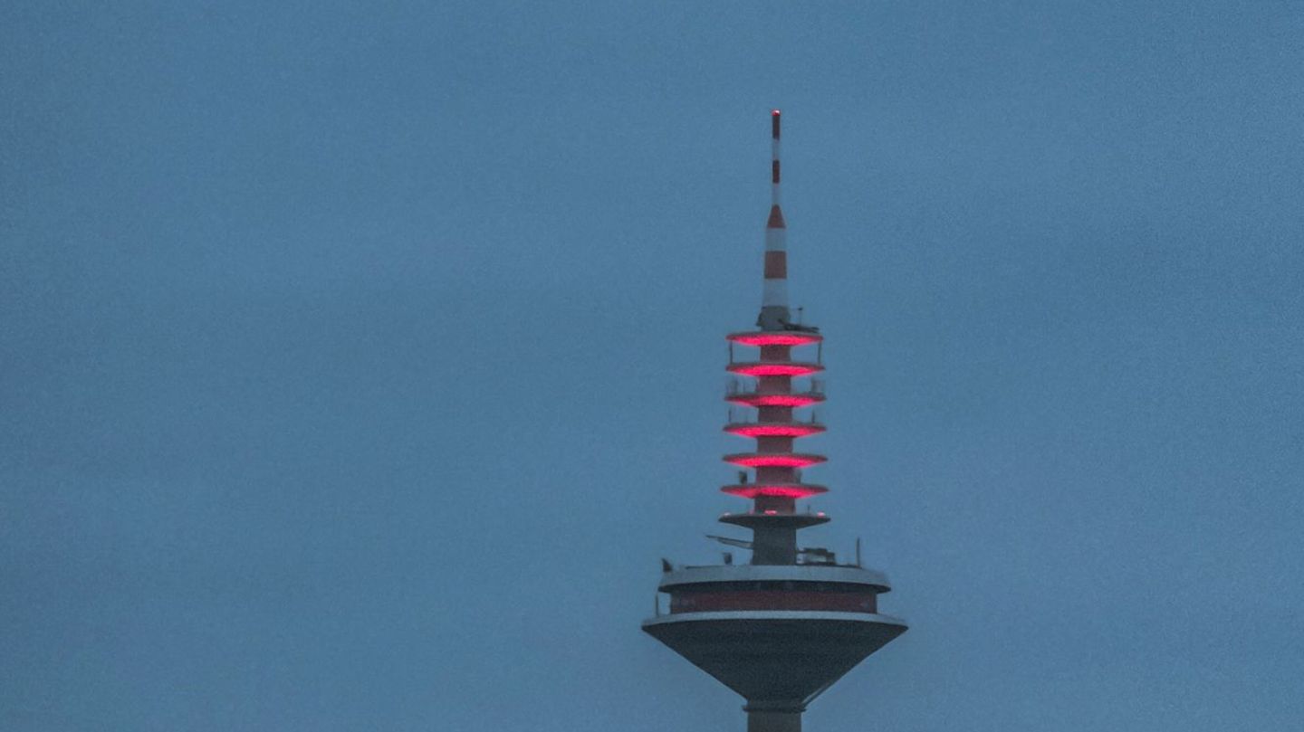 Das Wahrzeichen Frankfurts erstrahlt zum Weltmädchentag in besonderem Farbton. Foto: Privat/dpa