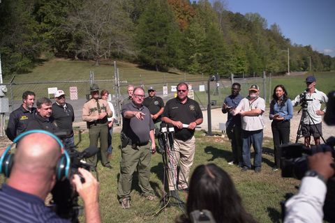 Der Sheriff informiert die Presse laufend über neue Details der Ermittlungen. Foto: Obed Lamy/AP/dpa