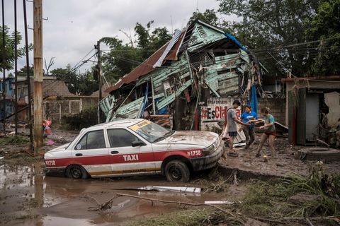 Häuser wurden beschädigt, Autos mit der Strömung wegschwemmt. Foto: Felix Marquez/AP/dpa