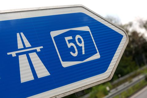 Die A59 wird zur Sanierung voll gesperrt. (Archivbild) Foto: Roland Weihrauch/dpa