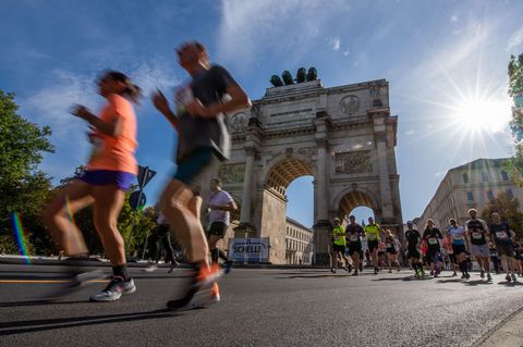 An diesem Sonntag ist es wieder so weit: Tausende werden zum Marathon-Lauf durch München erwartet. (Archivbild) Foto: Lino Mirge