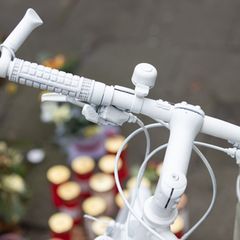 Am Sonntag wird in Hamburg der bei einem "Dooring-Unfall" getöteten 41-jährigen Radfahrerin gedacht. (Symbolfoto) Foto: Friso Ge