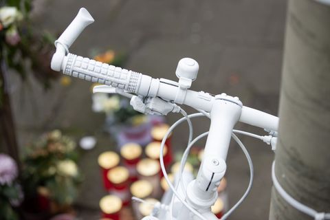 Am Sonntag wird in Hamburg der bei einem "Dooring-Unfall" getöteten 41-jährigen Radfahrerin gedacht. (Symbolfoto) Foto: Friso Ge