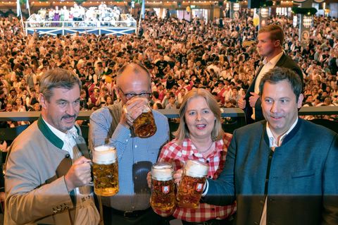 Auch wenn Markus Söder eigentlich nicht gerne Bier trinkt - fürs Foto auf dem Oktoberfest gehört auch für ihn der Maßkrug natürl