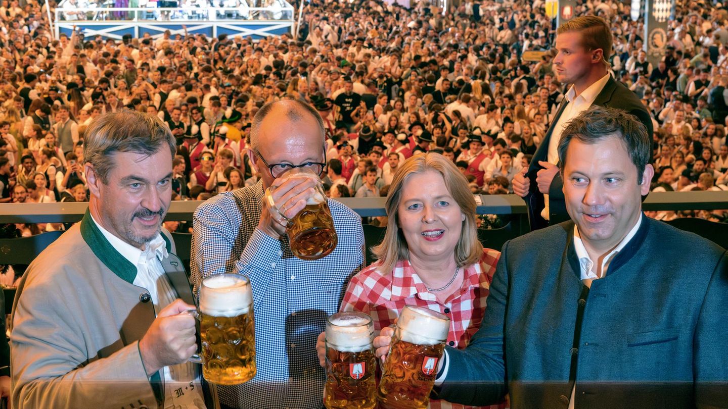 Auch wenn Markus Söder eigentlich nicht gerne Bier trinkt - fürs Foto auf dem Oktoberfest gehört auch für ihn der Maßkrug natürl