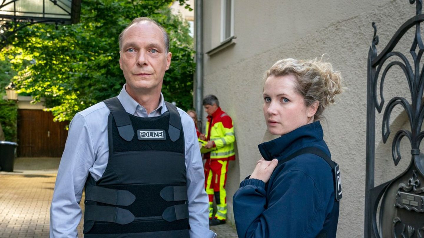 "Tatort: Siebenschläfer": Peter Schnabel (Martin Brambach), Leonie Winkler (Cornelia Gröschel) vor der Praxis von Dr. Michael