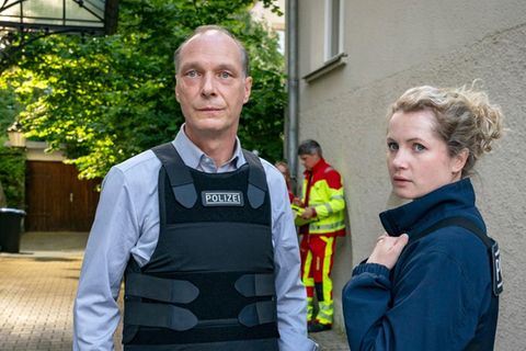 "Tatort: Siebenschläfer": Peter Schnabel (Martin Brambach), Leonie Winkler (Cornelia Gröschel) vor der Praxis von Dr. Michael