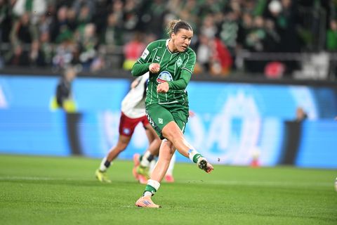Frau des Spiels: Larissa Mühllhaus verwandelte gleich zwei Handelfmeter für Werder. Foto: Carmen Jaspersen/dpa