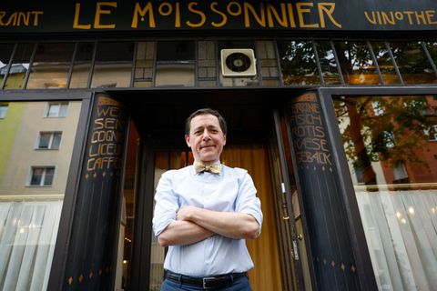 Vincent Moissonnier steht vor seinem Sterne-Bistro "Le Moissonnier", einem kleinen Stück Paris mitten in Köln. Foto: Thomas Bann