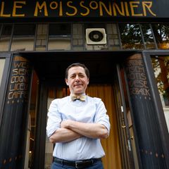 Vincent Moissonnier steht vor seinem Sterne-Bistro "Le Moissonnier", einem kleinen Stück Paris mitten in Köln. Foto: Thomas Bann