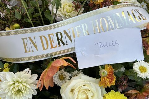 Troller Begräbnis: Blumenschmuck