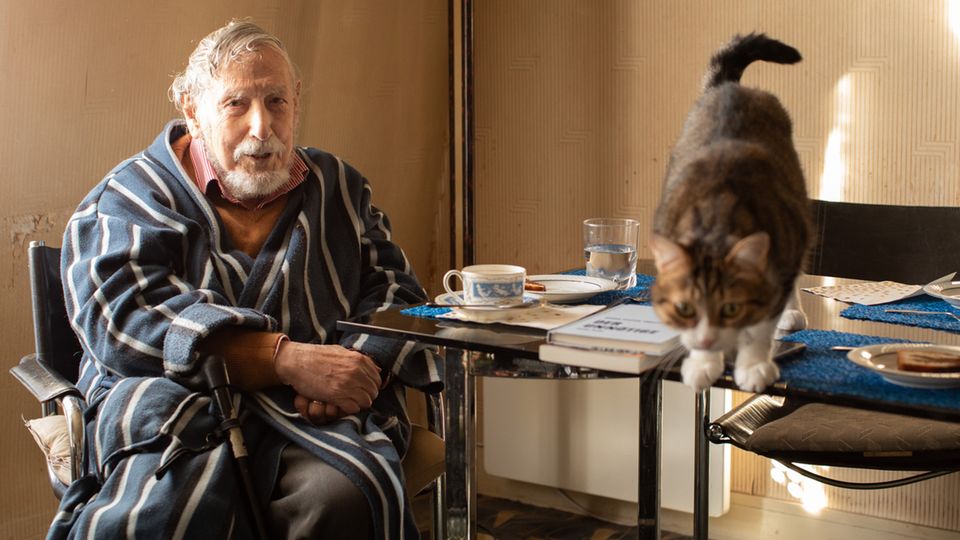 Georg Stefan Troller mit Katze