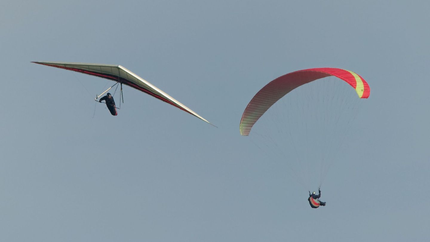 Ein Drachenflieger (links) hat in der Regel keinen Motor. (Symbolbild) Foto: Uwe Anspach/dpa