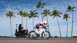 Kailua-Kona, USA. Wie ein friedliches Stillleben wirkt diese Momentaufnahme der deutschen Triathletin Laura Philipp beim Ironman-WM-Rennen auf Hawaii. Die scheinbare Idylle trügt: 3,8 Kilometer Schwimmen, 180 Kilometer Radfahren und 42,195 Kilometer Laufen bei extremer Hitze verlangen den Teilnehmerinnen alles ab. Vorjahressiegerin Philipp holte am Ende auf dem dritten Platz Bronze