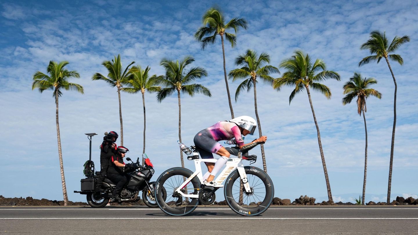 Kailua-Kona, USA. Wie ein friedliches Stillleben wirkt diese Momentaufnahme der deutschen Triathletin Laura Philipp beim Ironman-WM-Rennen auf Hawaii. Die scheinbare Idylle trügt: 3,8 Kilometer Schwimmen, 180 Kilometer Radfahren und 42,195 Kilometer Laufen bei extremer Hitze verlangen den Teilnehmerinnen alles ab. Vorjahressiegerin Philipp holte am Ende auf dem dritten Platz Bronze