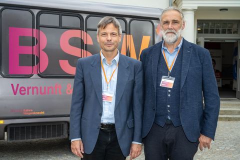 Das neue Führungsduo des BSW im Nordosten: Peter Langer (links) und Peter Schabbel. Foto: Stefan Sauer/dpa
