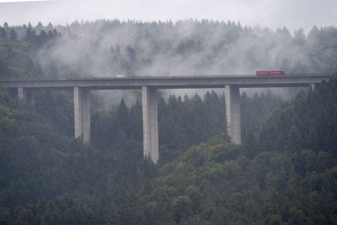 In der Nacht zum Montag soll es örtlich Nebel geben – in den Bergen auch dichter. (Archivbild) Foto: Harald Tittel/dpa