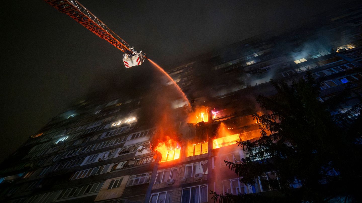 Der ukrainische Präsident Wolodymyr Selenskyj fordert ein Handeln gegen Russlands "Terror aus der Luft". (Archivbild) Foto: (AP