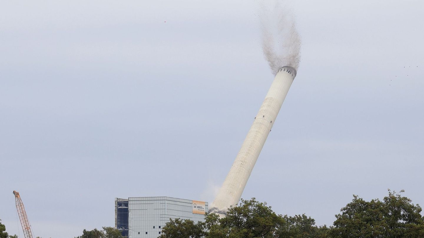 Der Schornstein kippte wie geplant zur Seite weg. Foto: Christoph Reichwein/dpa