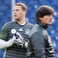 Joachim Löw (r) setzte jahrelang auf Manuel Neuer als Nummer eins. Gemeinsam wurden sie 2014 in Brasilien Weltmeister. (Archivbi