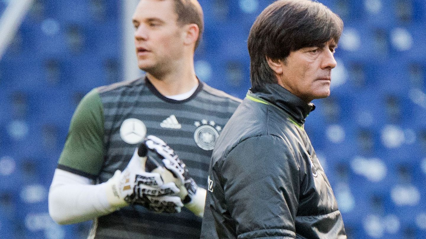 Joachim Löw (r) setzte jahrelang auf Manuel Neuer als Nummer eins. Gemeinsam wurden sie 2014 in Brasilien Weltmeister. (Archivbi
