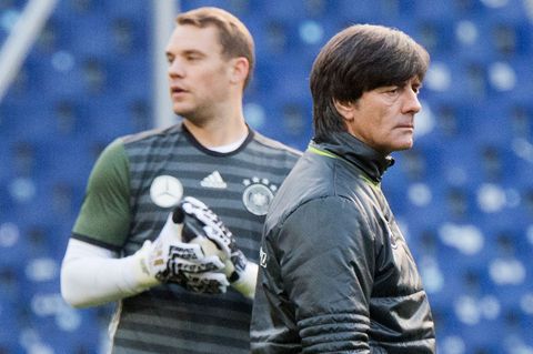 Joachim Löw (r) setzte jahrelang auf Manuel Neuer als Nummer eins. Gemeinsam wurden sie 2014 in Brasilien Weltmeister. (Archivbi