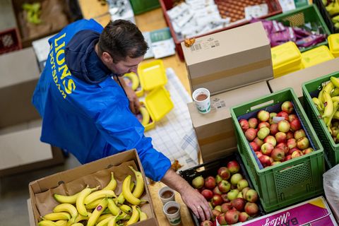 Auch Bananen und Äpfel kommen dieses Jahr mit in die Brotbox. Foto: Fabian Sommer/dpa