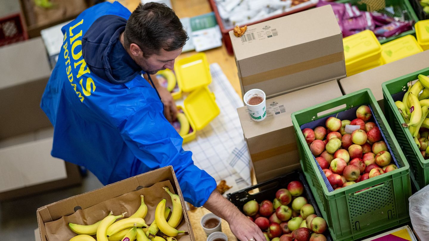 Auch Bananen und Äpfel kommen dieses Jahr mit in die Brotbox. Foto: Fabian Sommer/dpa