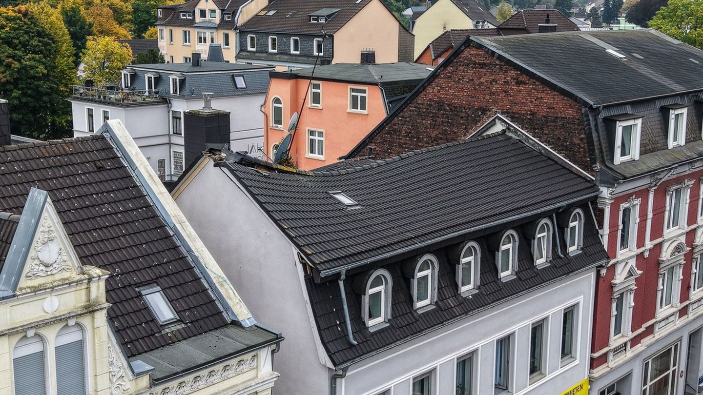 Blick auf ein teilweise eingestürztes Hausdach in Gevelsberg (Luftaufnahme mit einer Drohne). Die Bewohner wurden in Sicherheit