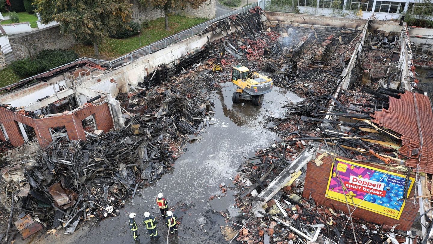 Nach einem Brand in einem Supermarkt in Osterode bleibt nur noch eine Ruine übrig. Foto: Stefan Rampfel/Stefan Rampfel/dpa/dpa