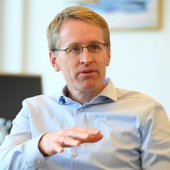 Daniel Günther will nicht von den deutschen Klimazielen abrücken. (Archivbild) Foto: David Hammersen/dpa