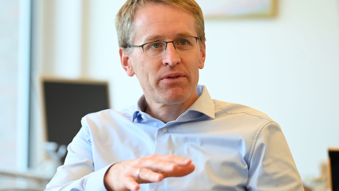 Daniel Günther will nicht von den deutschen Klimazielen abrücken. (Archivbild) Foto: David Hammersen/dpa