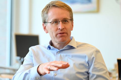 Daniel Günther will nicht von den deutschen Klimazielen abrücken. (Archivbild) Foto: David Hammersen/dpa