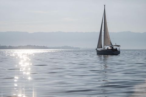 Ein Segelboot auf dem Bodensee. Am Samstag starb dort eine Frau bei einem Unfall
