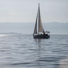 Ein Segelboot auf dem Bodensee. Am Samstag starb dort eine Frau bei einem Unfall