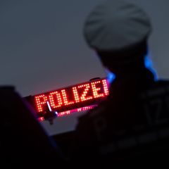 Beamte nahmen einen Fan fest. (Symbolbild) Foto: Marijan Murat/dpa