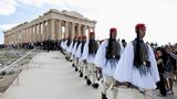 Griechische Nationalgarde vor dem Parthenon-Tempel