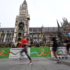 Der Münchner Marathon führte auch am Marienplatz vorbei. (Archivbild) Foto: Felix Hörhager/dpa