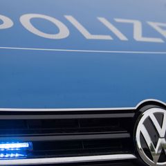 Heftiges Niesen zieht auf der A99 einen Unfall nach sich. (Symbolbild) Foto: Lino Mirgeler/dpa