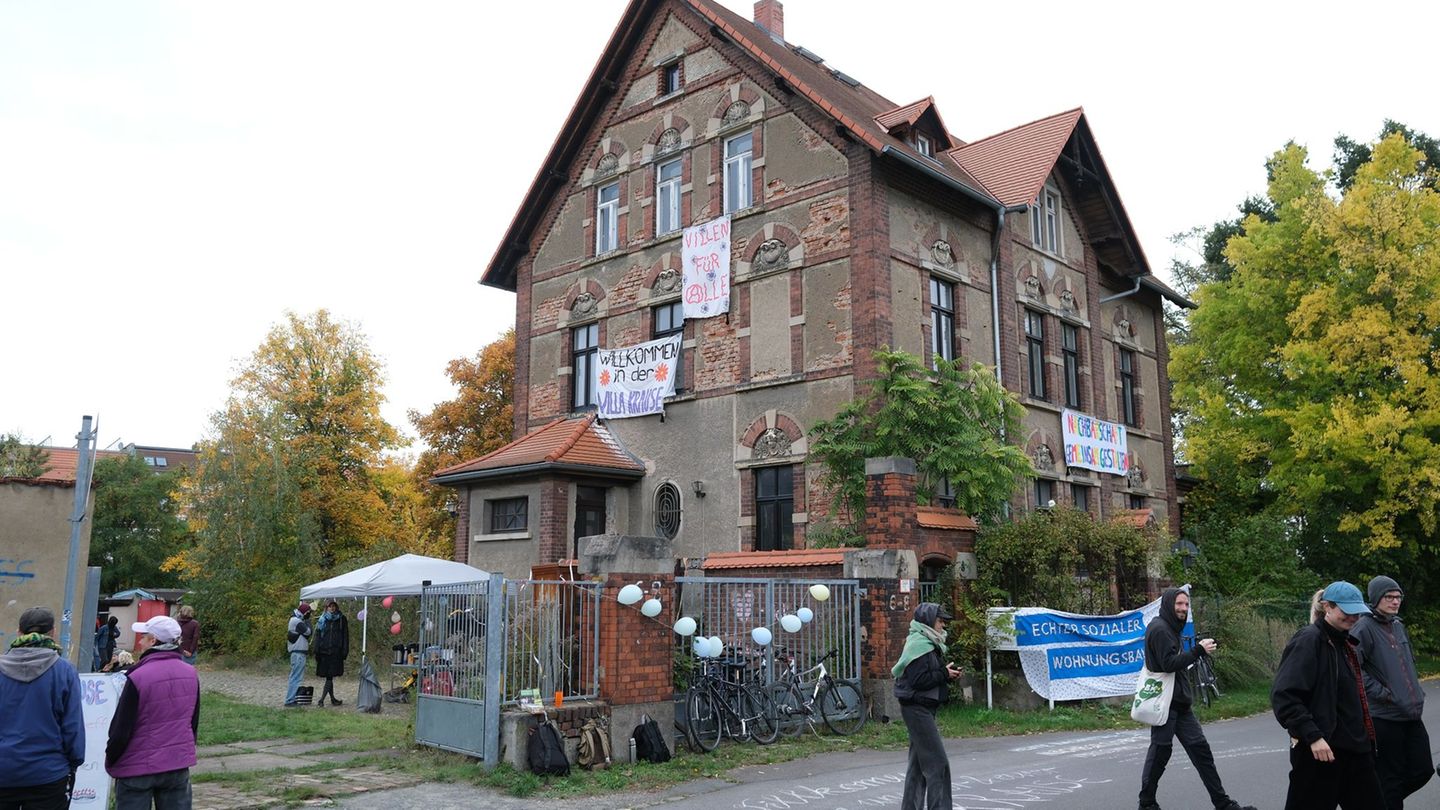 Es ist bereits die dritte Hausbesetzung in Leipzig an diesem Wochenende. Foto: Sebastian Willnow/dpa