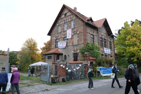 Es ist bereits die dritte Hausbesetzung in Leipzig an diesem Wochenende. Foto: Sebastian Willnow/dpa