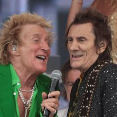 Ronnie Wood mit Rod Stewart beim Glastonbury Festival 2025.