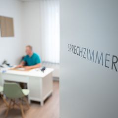 Soll eine Krankschreibung wirklich erst nach dem vierten Tag nötig sein? Die Arbeitgeber sind dagegen. Foto: Sebastian Kahnert/d