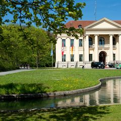 Das Prinz Carl-Palais und der Bach. Links des Gebäudes (nicht im Bild) liegt die Staatskanzlei. (Archivbild) Foto: picture allia